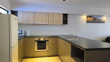 Three bedroom Apartment | Cocina privada | Frigorífico, microondas, hervidor eléctrico y tostadora