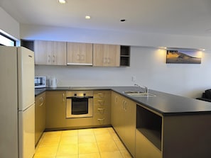 Three bedroom Apartment | Eget kök | KylskÄp, mikrovÄgsugn, vattenkokare och brödrost