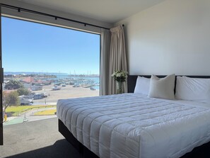 Hochwertige Bettwaren, laptopgeeigneter Arbeitsplatz