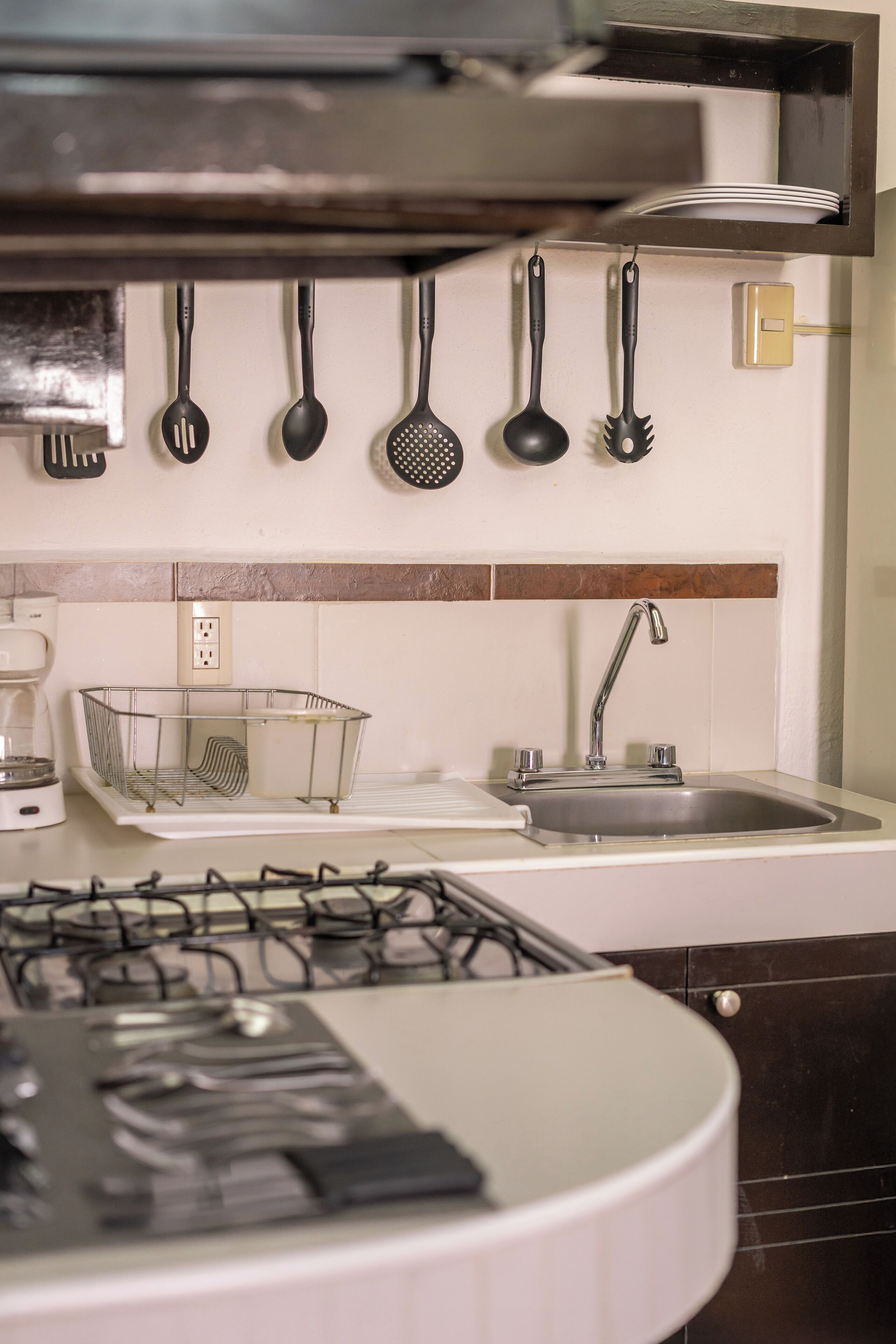 Party Room 1 Double Bed | Eget kjøkken | Mikrobølgeovn, ovn og kaffetrakter/tekoker