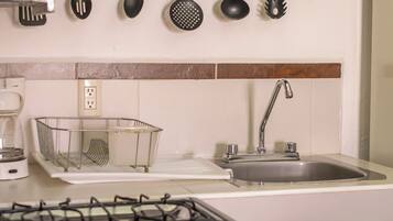 Party Room 1 Double Bed | Cocina privada | Microondas, horno y cafetera y tetera