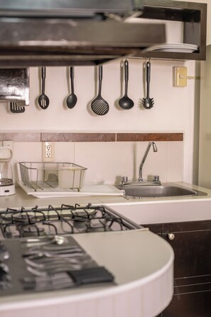 Party Room 1 Double Bed | 전용 주방 | 전자레인지, 오븐, 커피/티 메이커