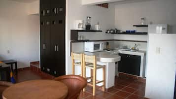 Estudio estándar, 1 cama Queen size | Cocina privada | Refrigerador con congelador, microondas, horno y parrilla de estufa