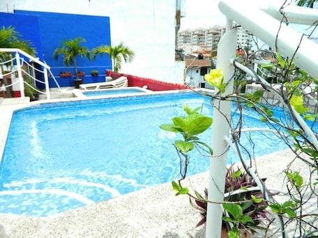 2 piscinas al aire libre, sombrillas, sillones reclinables de piscina