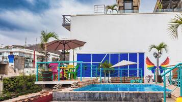 2 piscines extérieures, parasols de plage, chaises longues