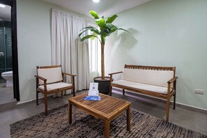 Pride Studio 1 Double Bed | 거실 공간 | 케이블 채널 시청이 가능한 32인치 LED TV, TV