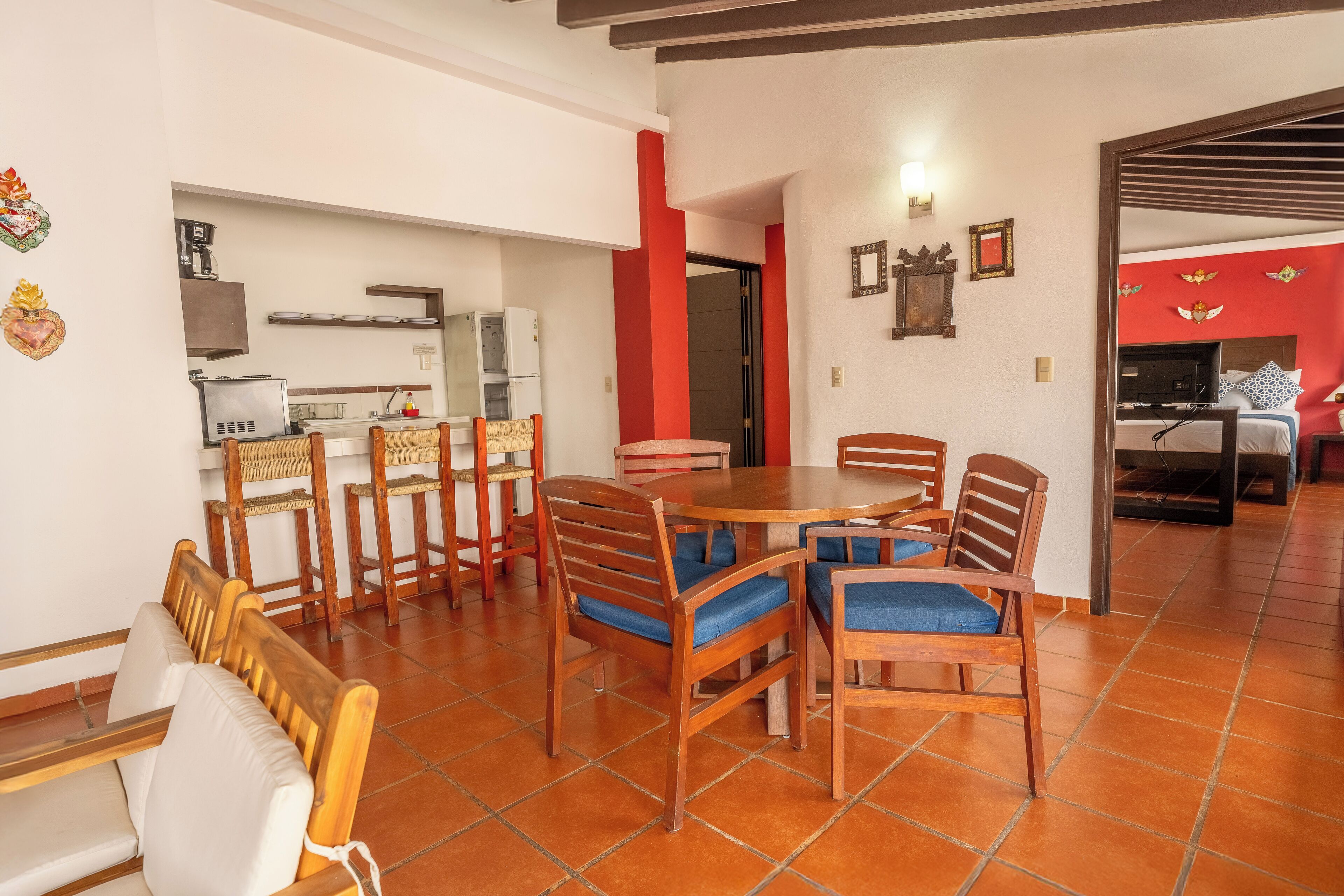 Rainbow Paradise 2 Bedroom Apartment | Cocina privada | Microondas y cafetera y tetera 