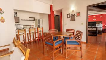 Rainbow Paradise 2 Bedroom Apartment | Cocina privada | Microondas, horno y cafetera y tetera