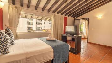 Rainbow Paradise 2 Bedroom Apartment | 1 kamar tidur, seprai premium, selimut bulu angsa, dan minibar