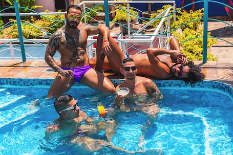 2 piscinas al aire libre, sombrillas, sillones reclinables de piscina