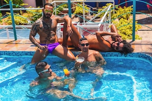 2 piscines extérieures, parasols de plage, chaises longues