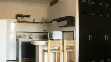 Estudi estàndard | Cuina privada | Frigorífic gran, microones, forn i placa de cuina