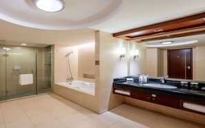 Combined shower/bathtub, free toiletries, hair dryer, bathrobes - Ramada Beijing North (Beijing)