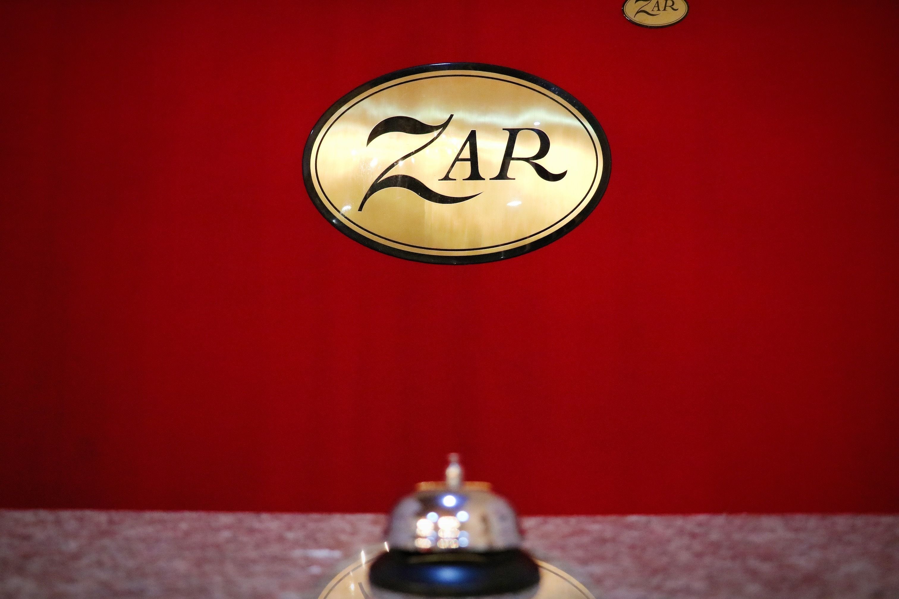 Un logo avec les lettres « ZAR » sur un fond rouge.