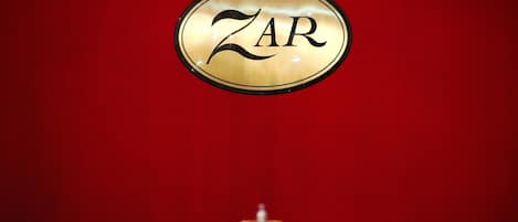 Un logo avec les lettres « ZAR » sur un fond rouge.