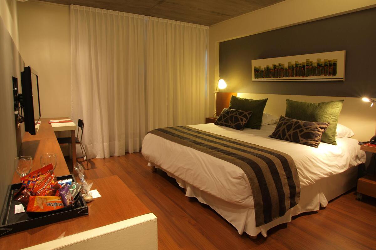 Ropa de cama de alta calidad, edredones de plumas, minibar y caja fuerte