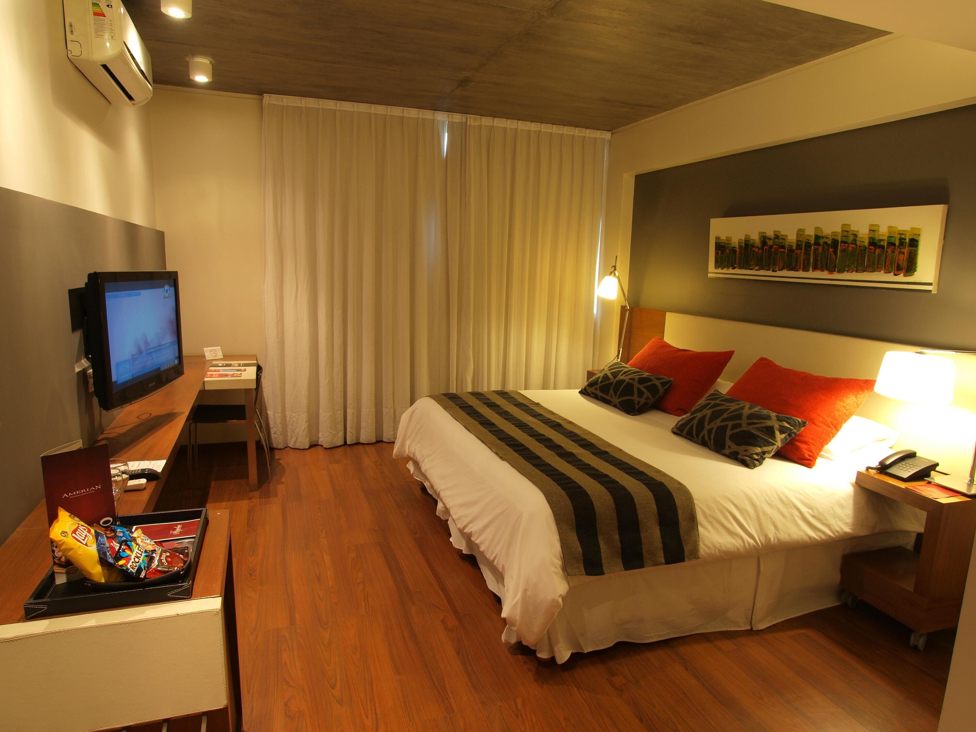 Sengetøy av topp kvalitet, dundyner, minibar og safe på rommet