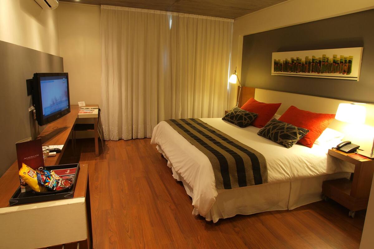 Sengetøy av topp kvalitet, dundyner, minibar og safe på rommet