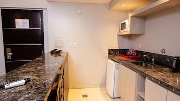 Executive Suite | Premium bedding, down comforters, minibar, in-room safe