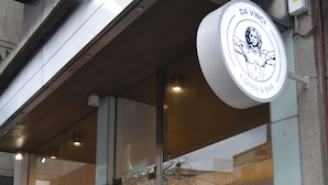 Een koffiebar genaamd Da Vinci Coffee & Bar met terras.