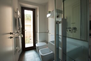 Douche, articles de toilette (gratuits), séchoir à cheveux, bidet
