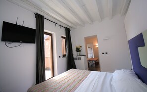 三人房 | 房內夾萬、獨特裝修、書桌、遮光窗簾/窗簾