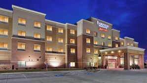 A multi-story Fairfield Inn & Suites by Marriott hotel with a modern facade, illuminated entrance, and a parking area with handicapped accessibility. - Fairfield Inn & Suites by Marriott Kearney (Kearney)