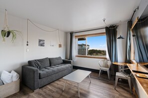 East Suite | Memory foam beds, rollaway beds, free WiFi, bed sheets - Adrift Hotel (Long Beach)