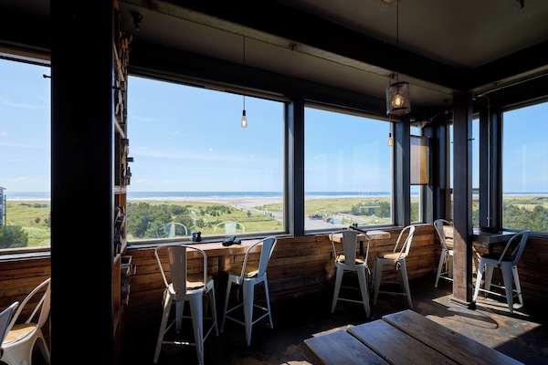 Dîner servi sur place, vue sur la mer