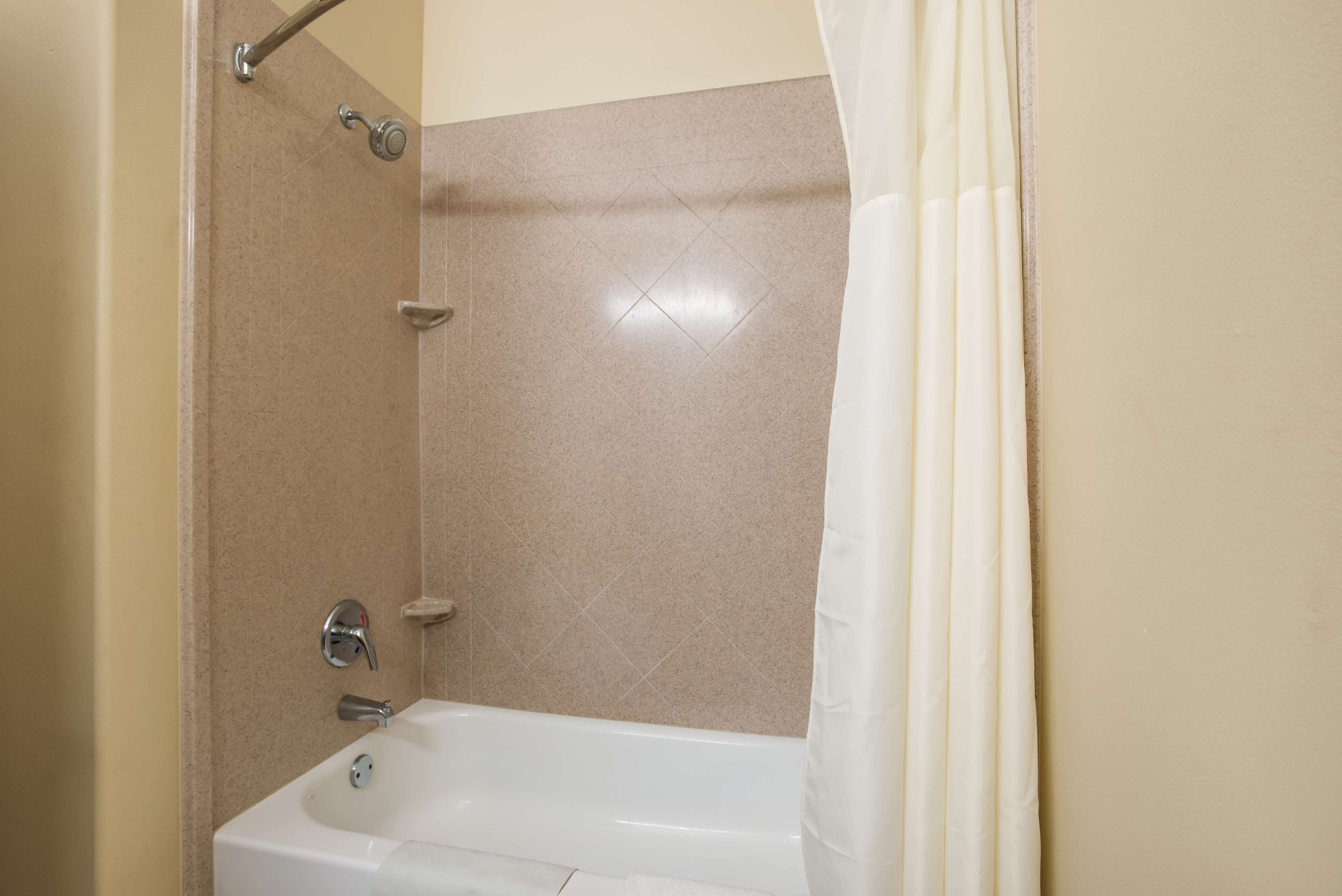 combined shower/bathtub, towels
