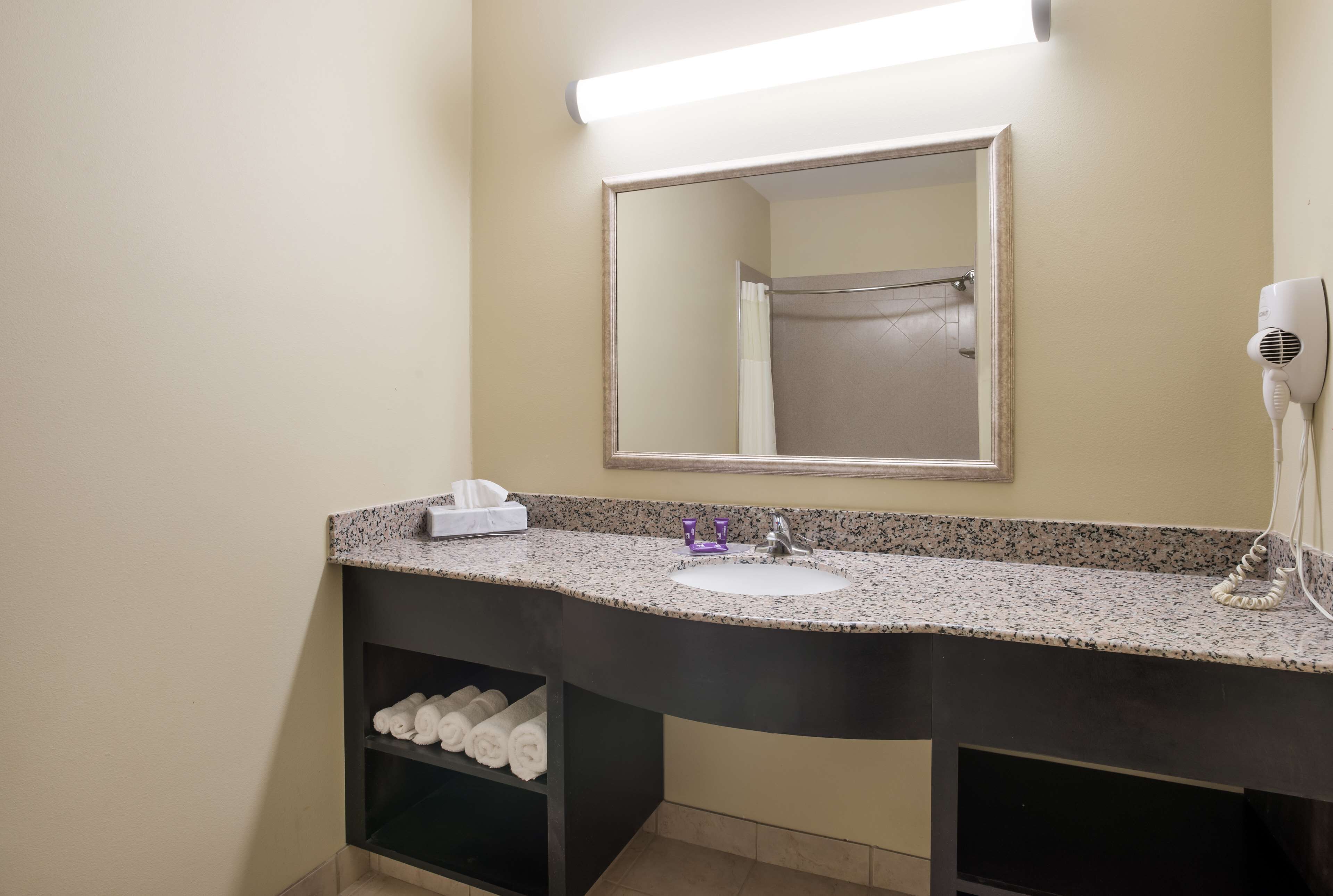 combined shower/bathtub, towels