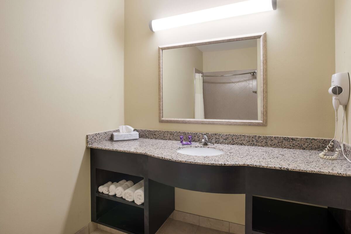 combined shower/bathtub, towels