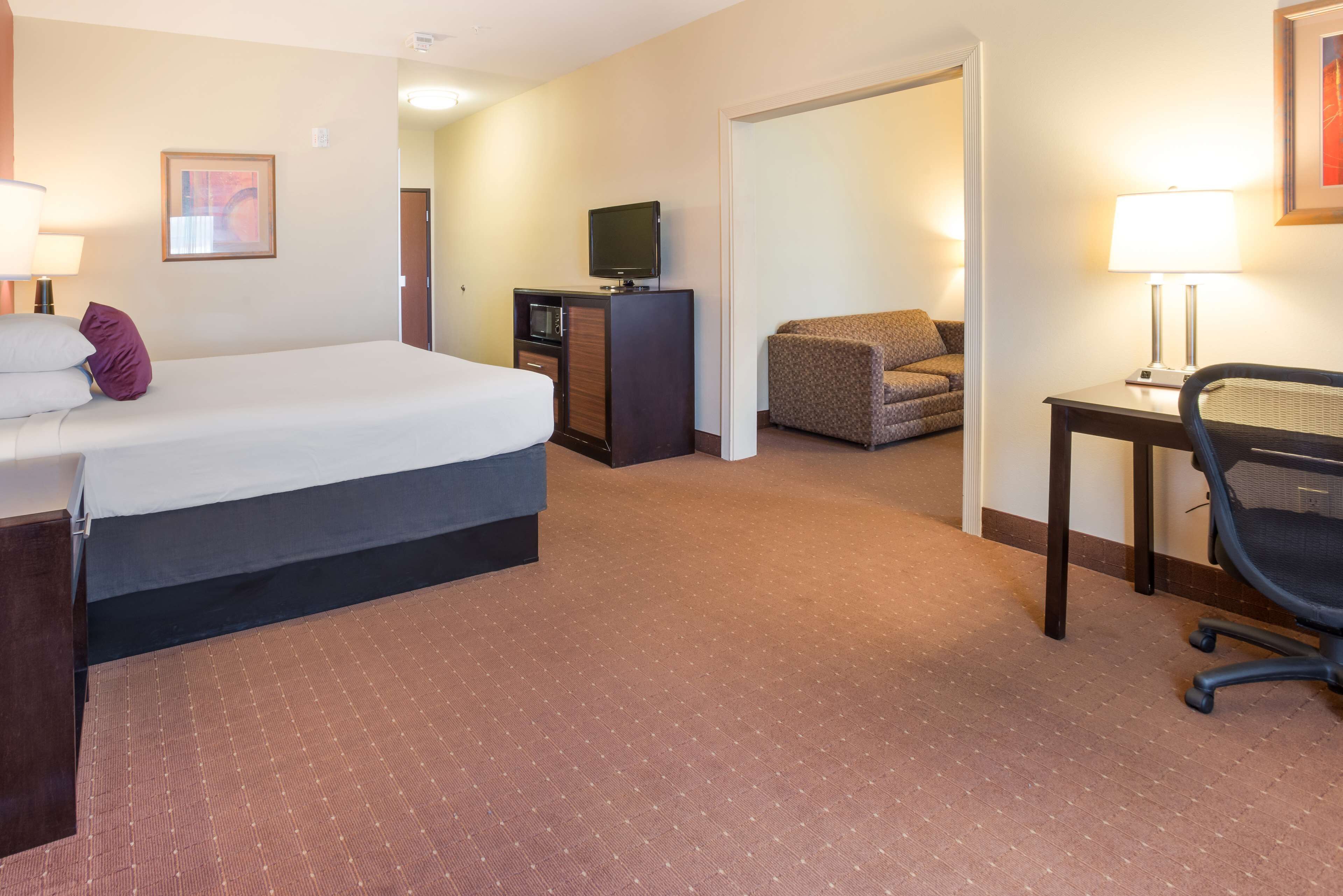 desk, rollaway beds, free wifi, bed sheets