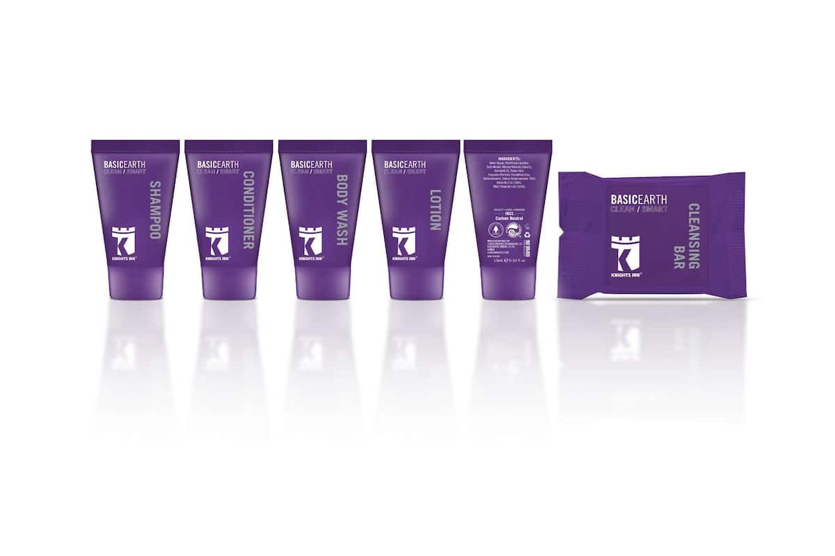 combined shower/bathtub, towels