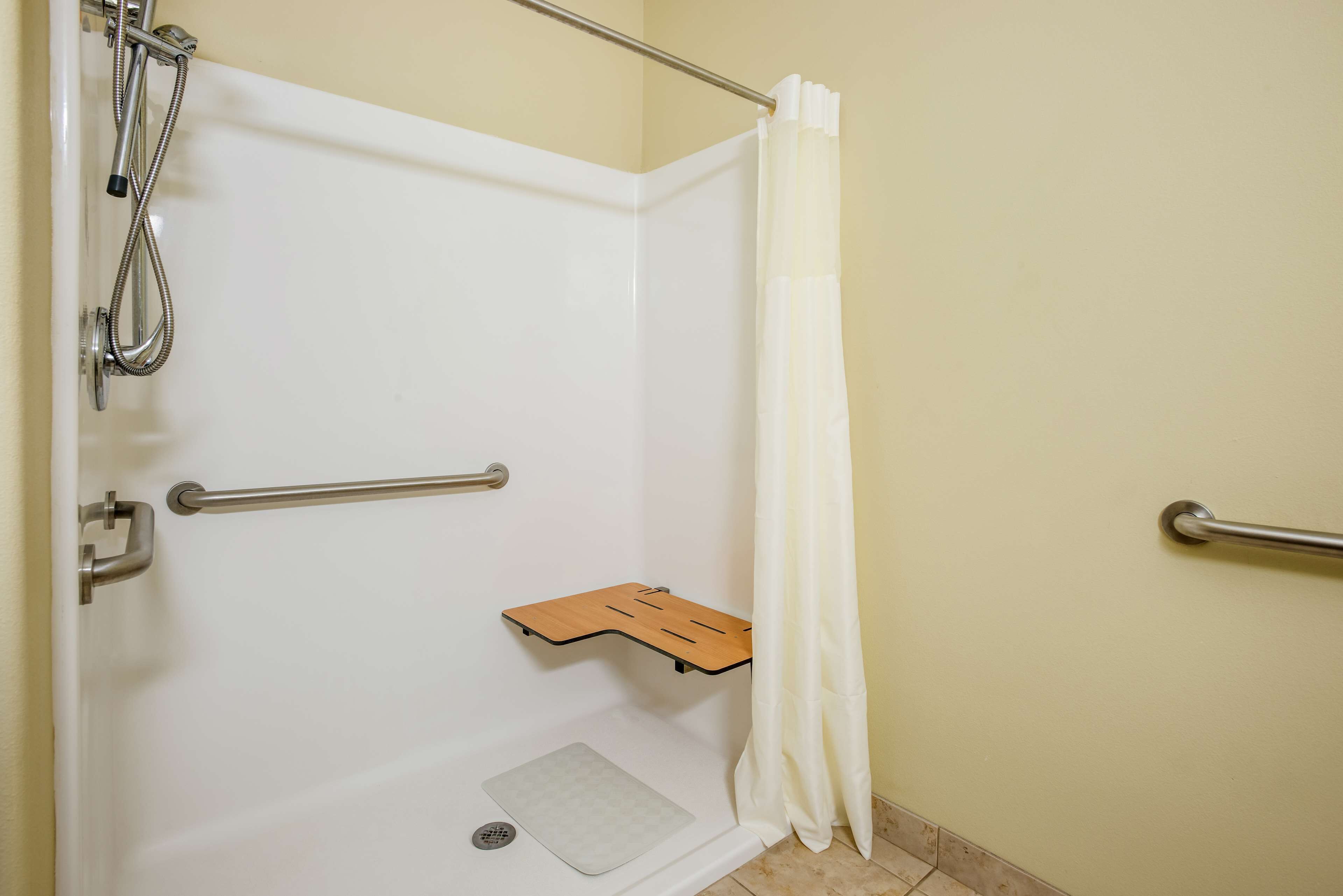 combined shower/bathtub, towels