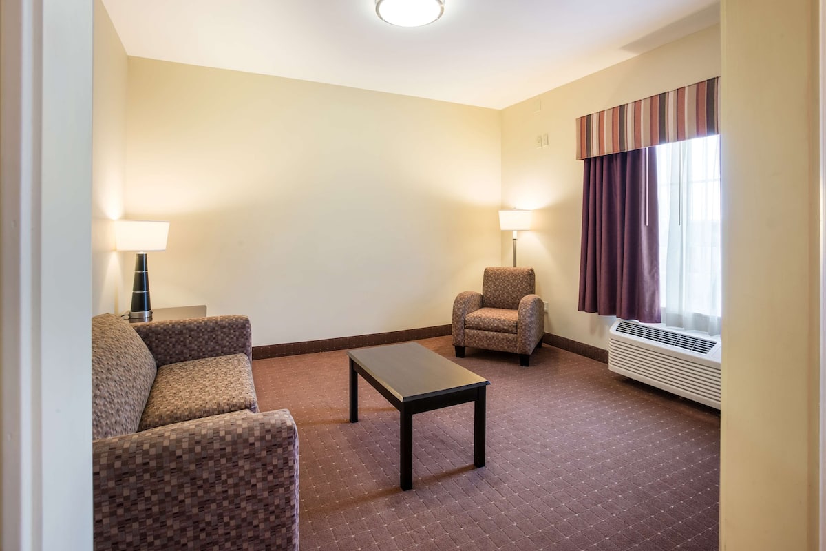 Een bureau, gratis wifi, beddengoed