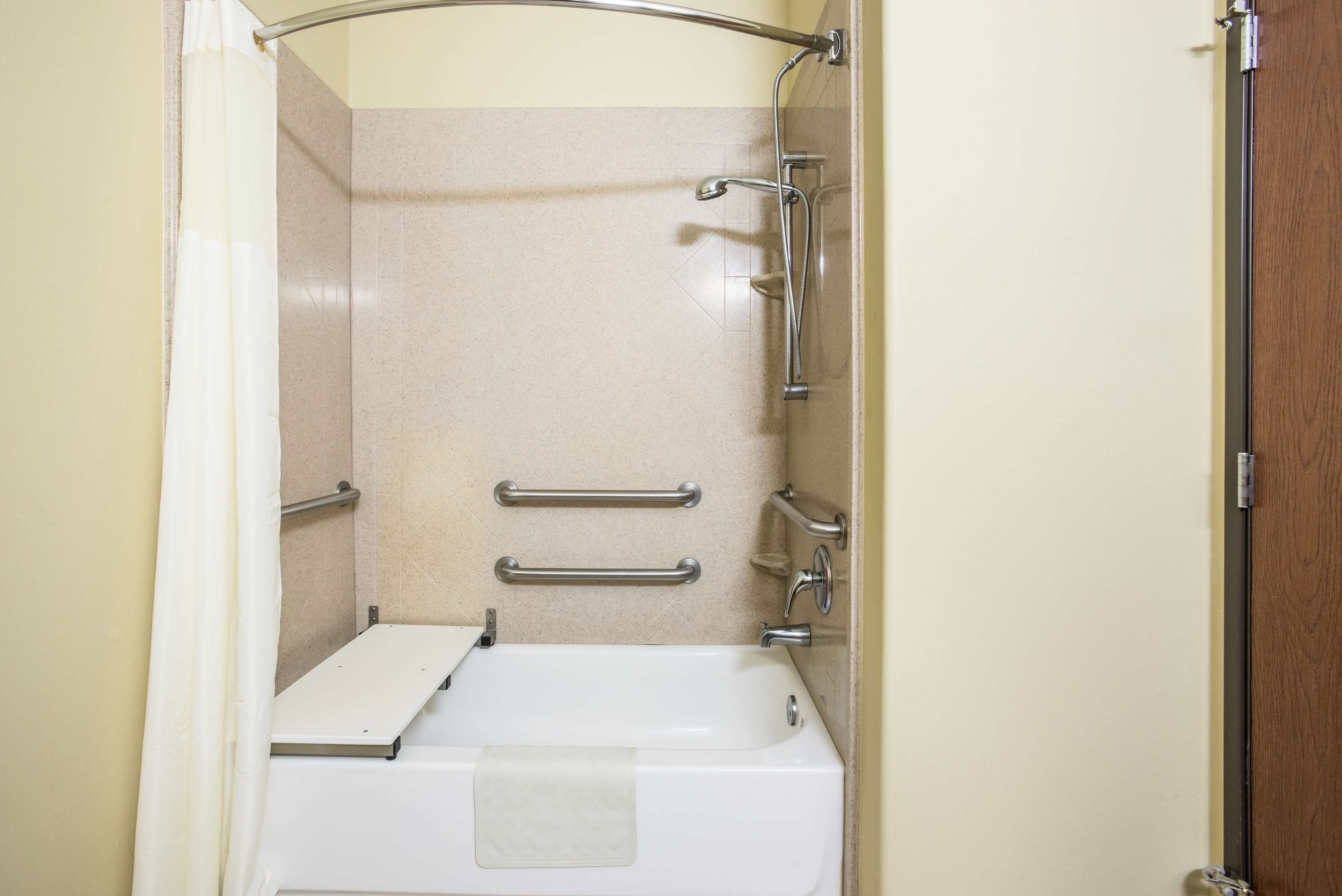 combined shower/bathtub, towels