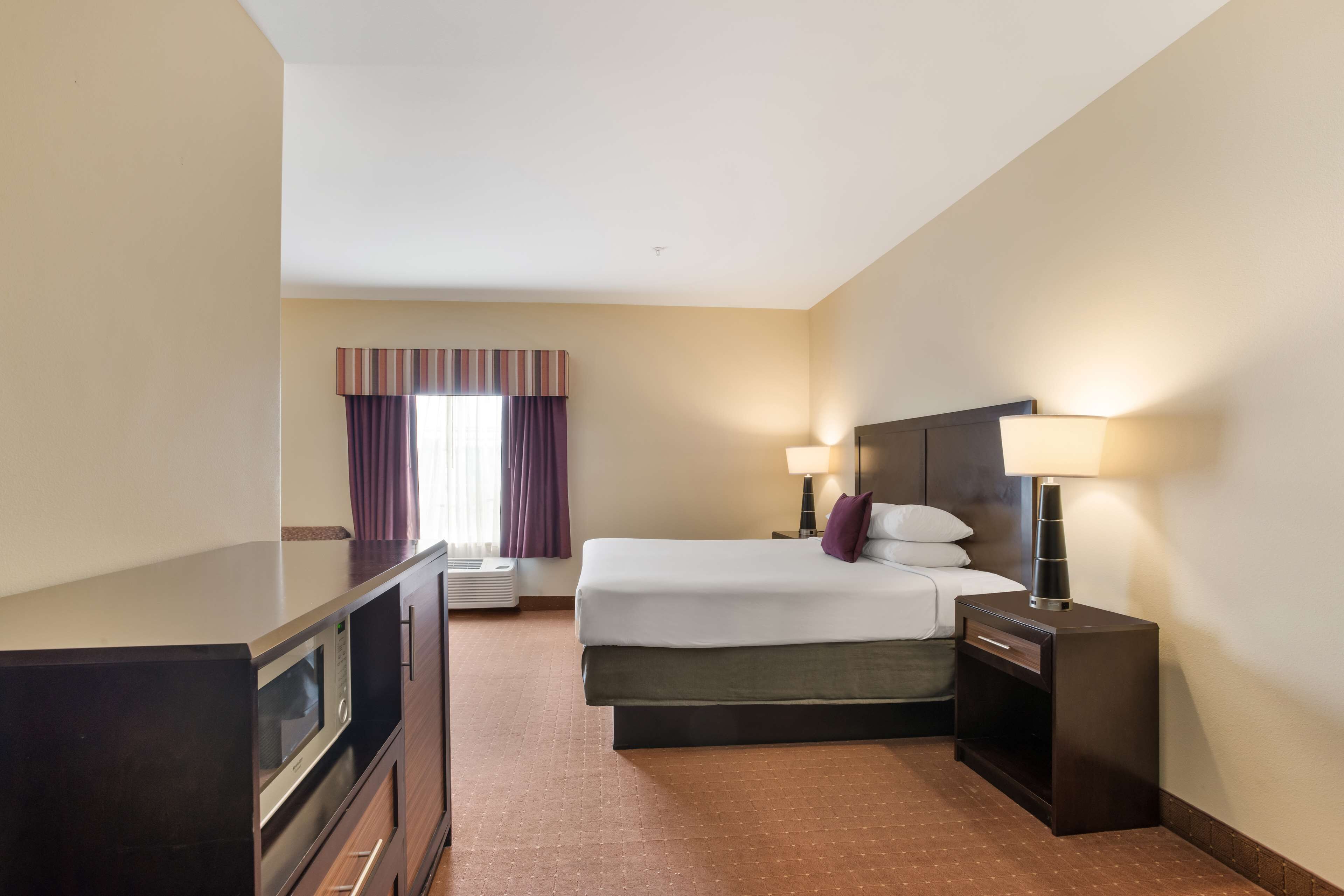 desk, rollaway beds, free wifi, bed sheets