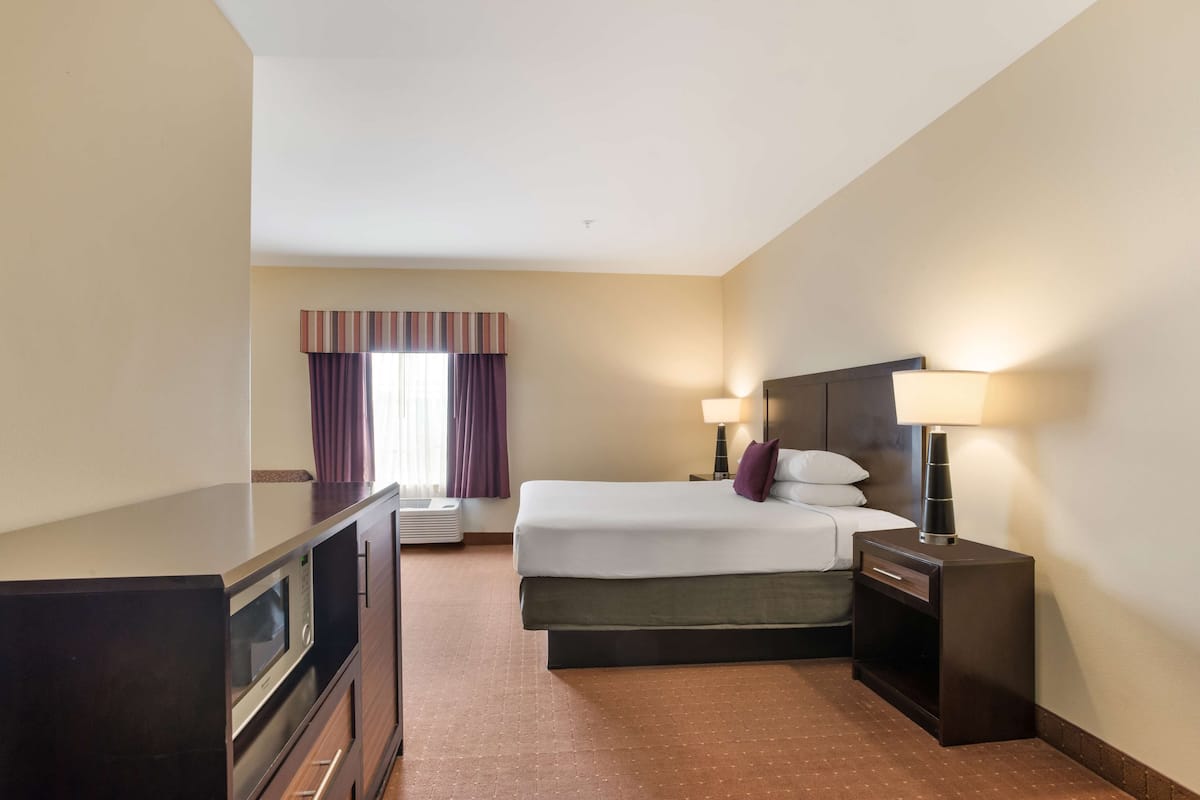 Desk, free WiFi, bed sheets