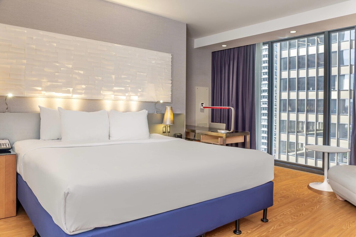 Hypo-allergenic bedding, minibar, in-room safe, desk