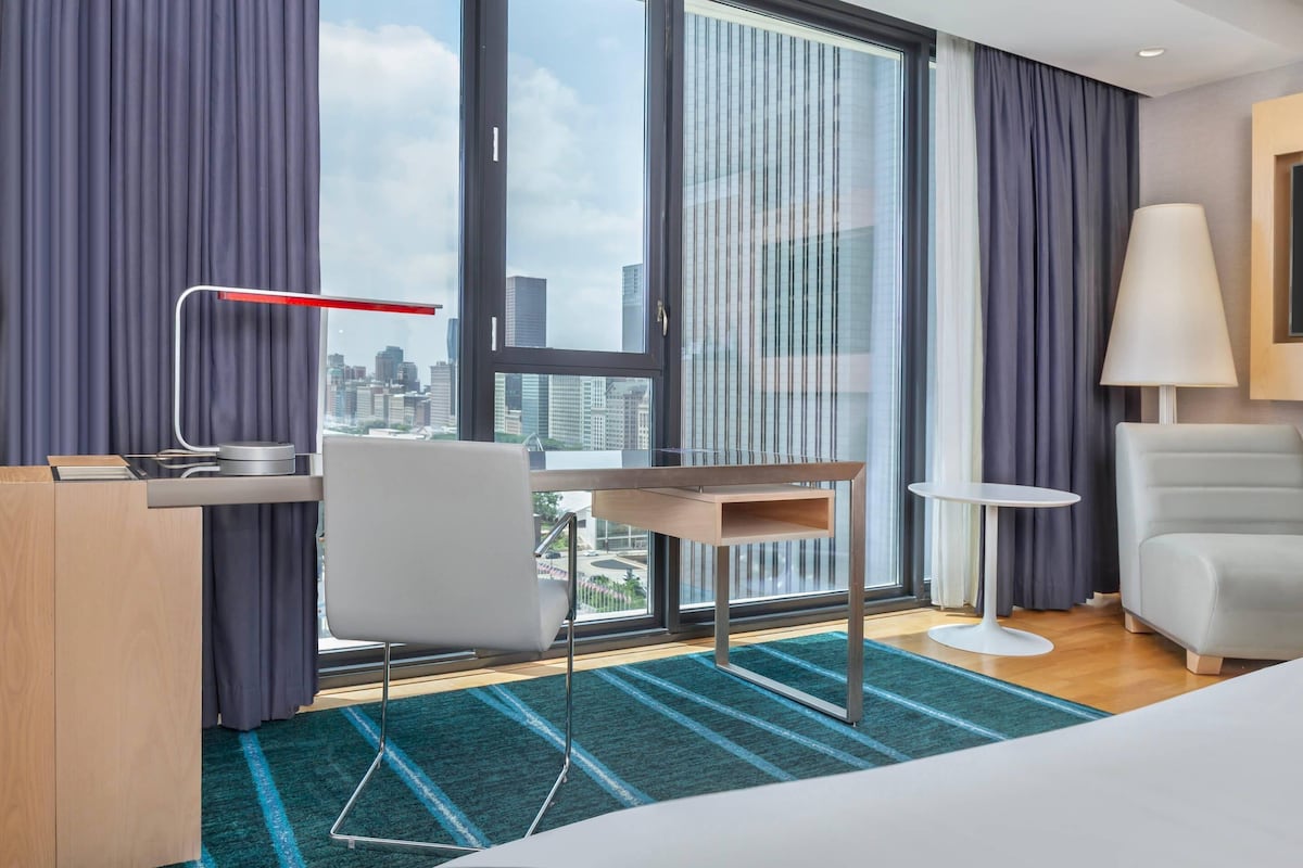 1 King Bed, Premium High Floor | Hypo-allergenic bedding available, minibar, in-room safe, desk