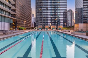 A swimming pool with clear lane dividers, surrounded by modern buildings and outdoor seating areas. - Radisson Blu Aqua Hotel Chicago (Chicago)