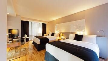 Roupas de cama antialérgicas, frigobar, cofres nos quartos, escrivaninha