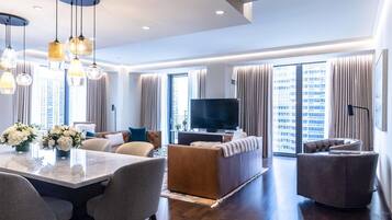 Hypo-allergenic bedding, minibar, in-room safe, desk