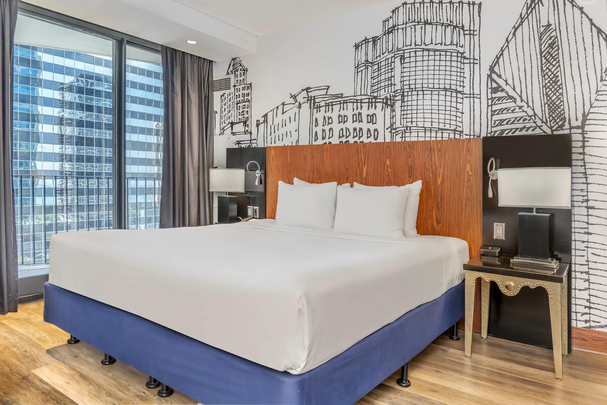 Hypo-allergenic bedding, minibar, in-room safe, desk