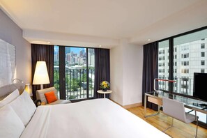 Hypo-allergenic bedding, minibar, in-room safe, desk