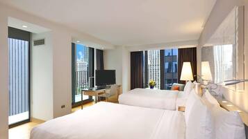 Seprai antialergi, minibar, brankas, dan meja kerja