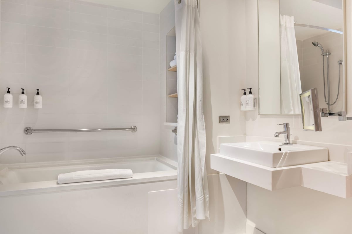1 King Bed, Accessible Deluxe | Hypo-allergenic bedding available, minibar, in-room safe, desk