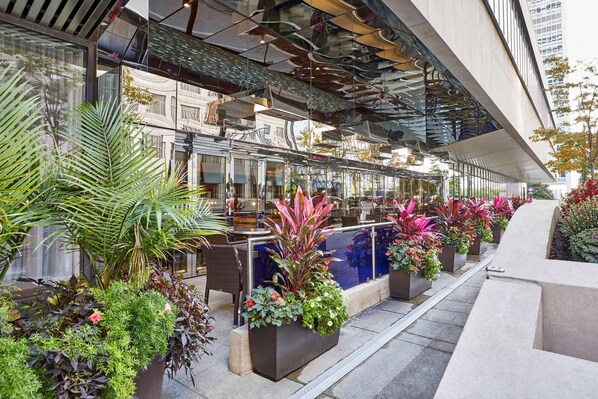 Lunch and dinner served - Radisson Blu Aqua Hotel Chicago (Chicago)