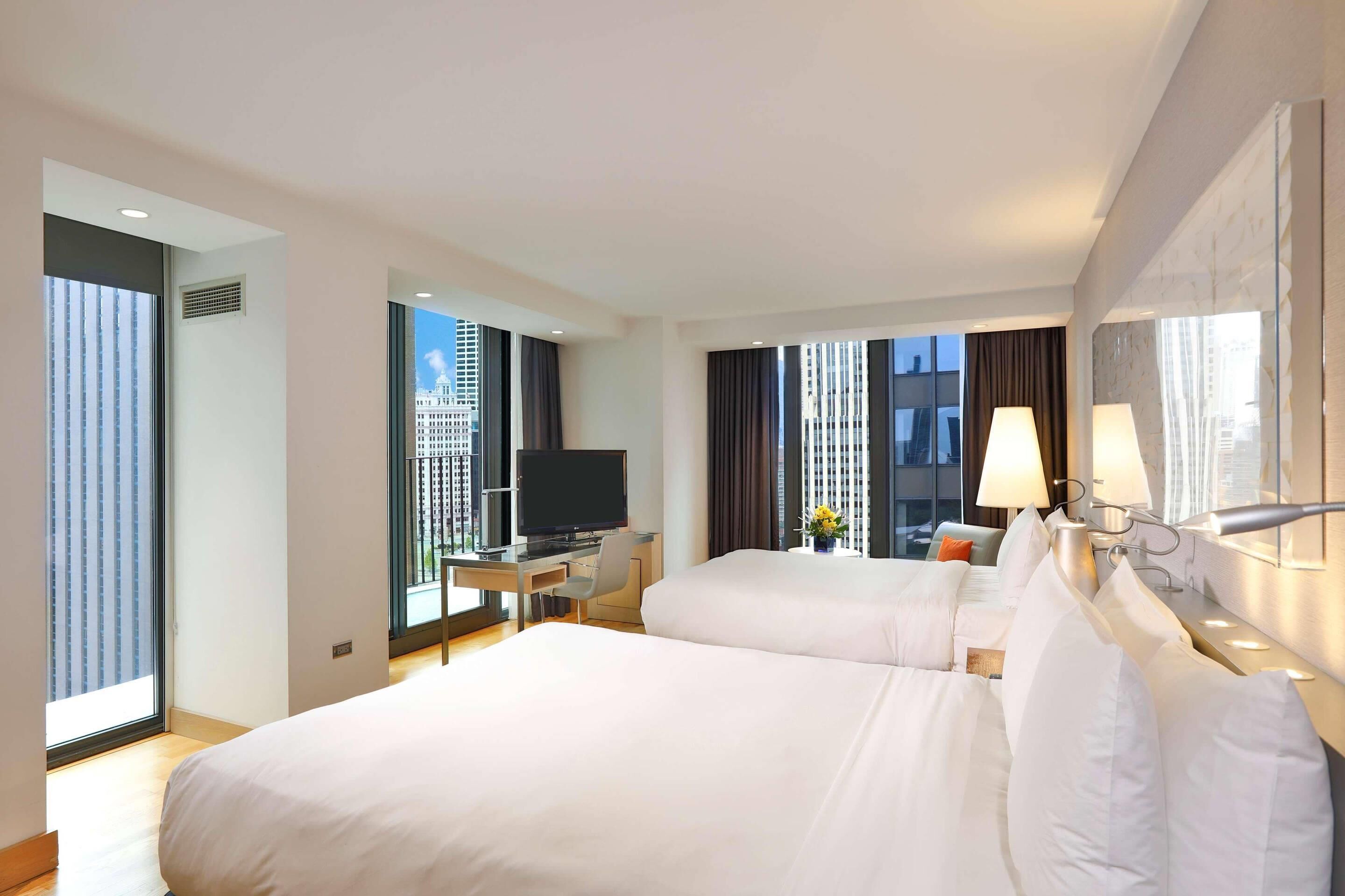 Allergitestade sängkläder, minibar och värdeförvaringsskåp på rummet